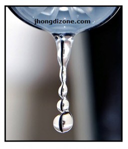 The water drops at the end of the stream form due to the cohesion between the molecules particularily the surface tension of the surface water molecules.
